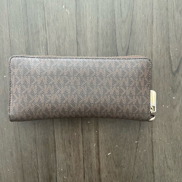 Michael Kors Wallet. BROWN - Picture 2 of 5